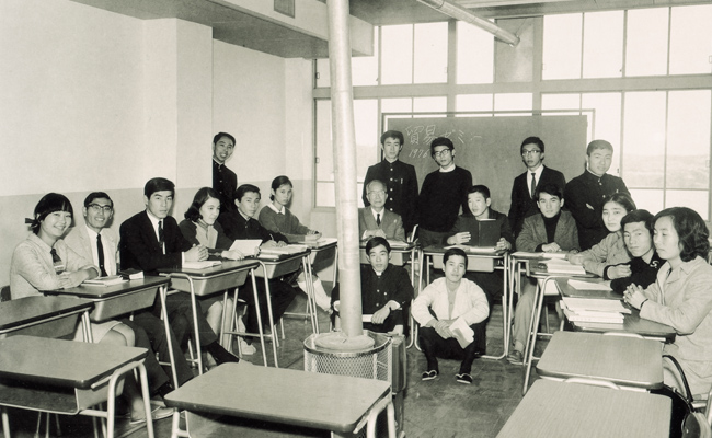 教室のストーブを囲んで児島ゼミ （卒業アルバム1968より）