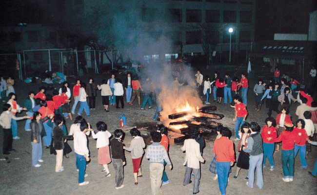 大学祭の〆はファイヤーストームで （卒業アルバム1981より）