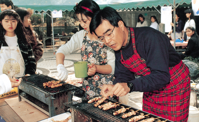 大学祭で望月ゼミの焼き鳥は美味しかった！！ （卒業アルバム1991より）