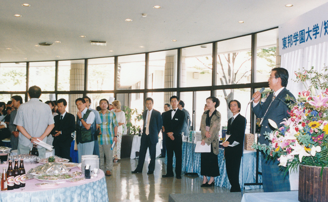 第7回同窓会総会記念パーティー （大学の教室と食堂で開催）