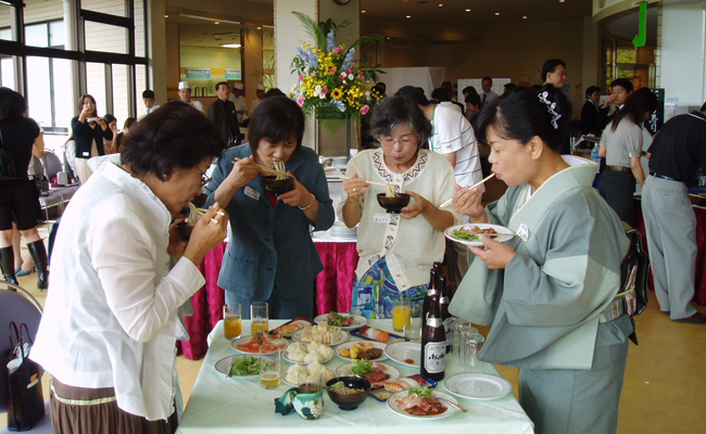 第8回同窓会総会記念パーティー （大学食堂）