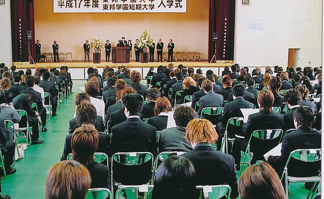 入学式 （卒業アルバム2007より）