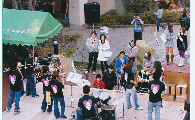 吹奏楽団　まだ少人数ですが大学祭で演奏 (卒業アルバム2008より）