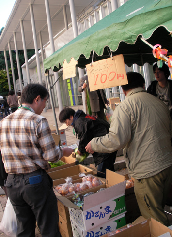 大学祭にて毎年恒例の野菜市開催