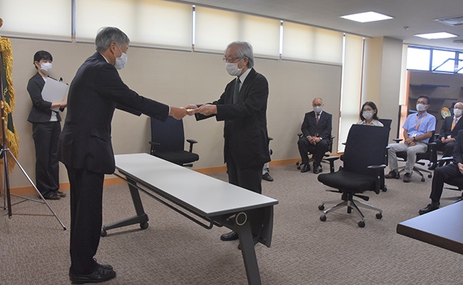 今津元教育学部長に名誉教授称号を授与