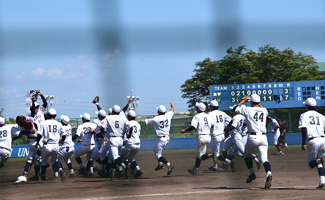 1部昇格を決めマウンドに駆け寄る選手たち